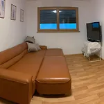 Wohnung Moebliert, Abgeschlossen Und Verkehrsguenstig Gelegen