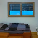 Wohnung Moebliert, Abgeschlossen Und Verkehrsguenstig Gelegen